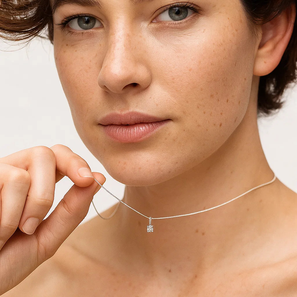 Lifestylefoto: model draagt de hanger